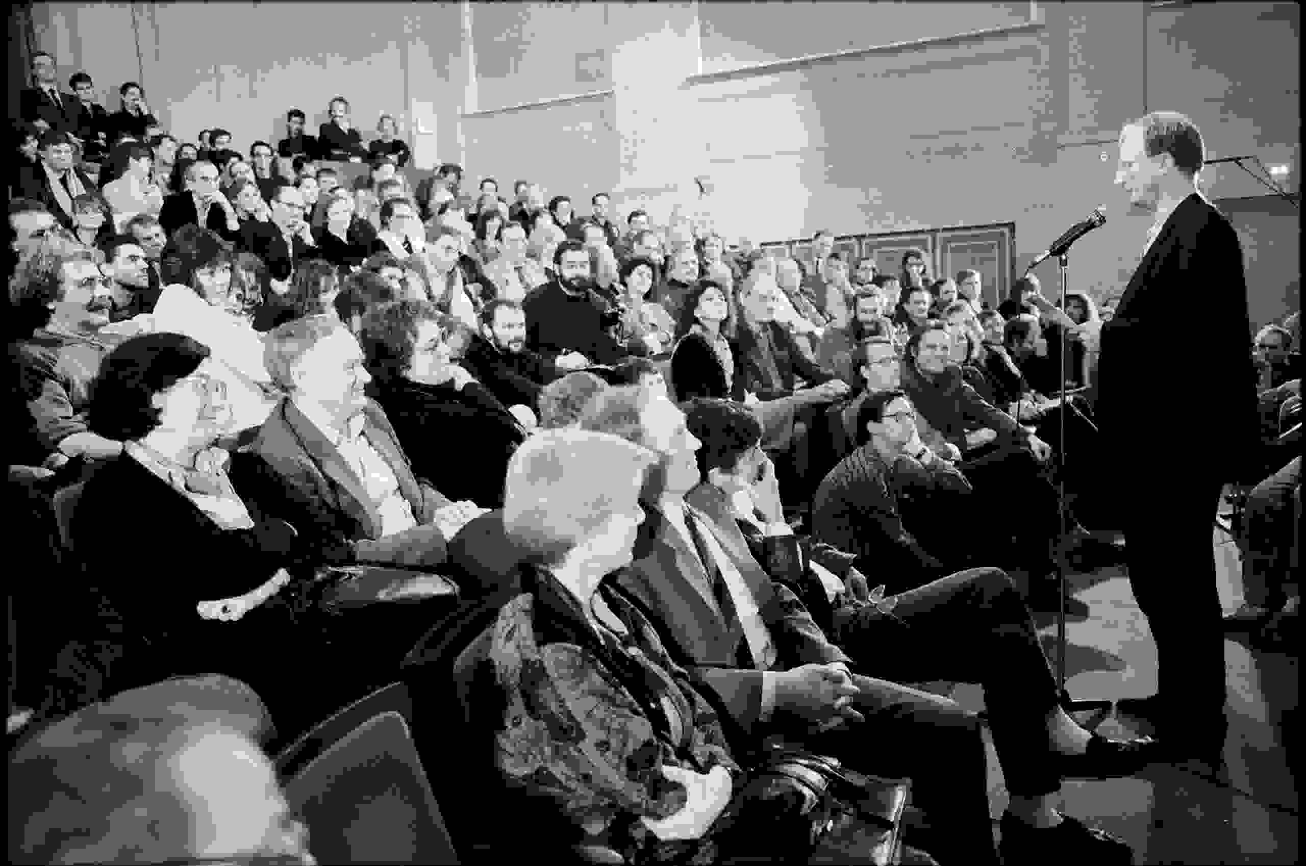 Klaus Staeck bei einer Rede im Plenarsaal der Akademie der Künste, Ost-Berlin 1989