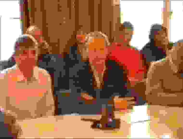 Diskussion nach der Ausstellungseröffnung mit Rudolf Tschäpe, Klaus Staeck und Heinz Schönemann. Kamera: Rolf Staeck. Screenshot, Film zur Ausstellungseröffnung