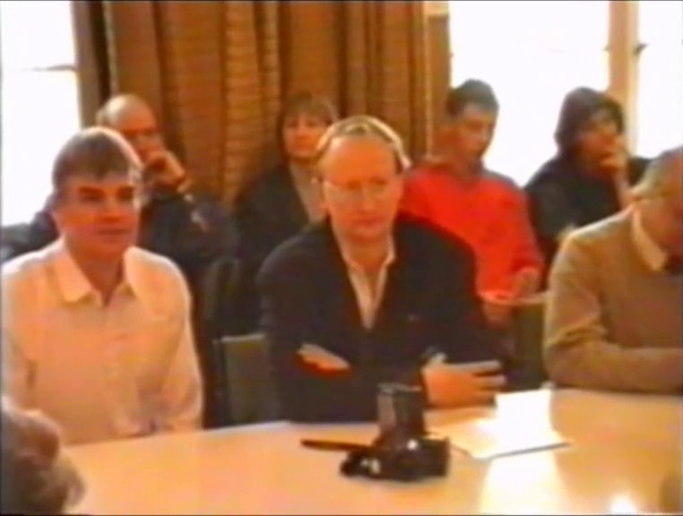 Diskussion nach der Ausstellungseröffnung mit Rudolf Tschäpe, Klaus Staeck und Heinz Schönemann. Kamera: Rolf Staeck. Screenshot, Film zur Ausstellungseröffnung