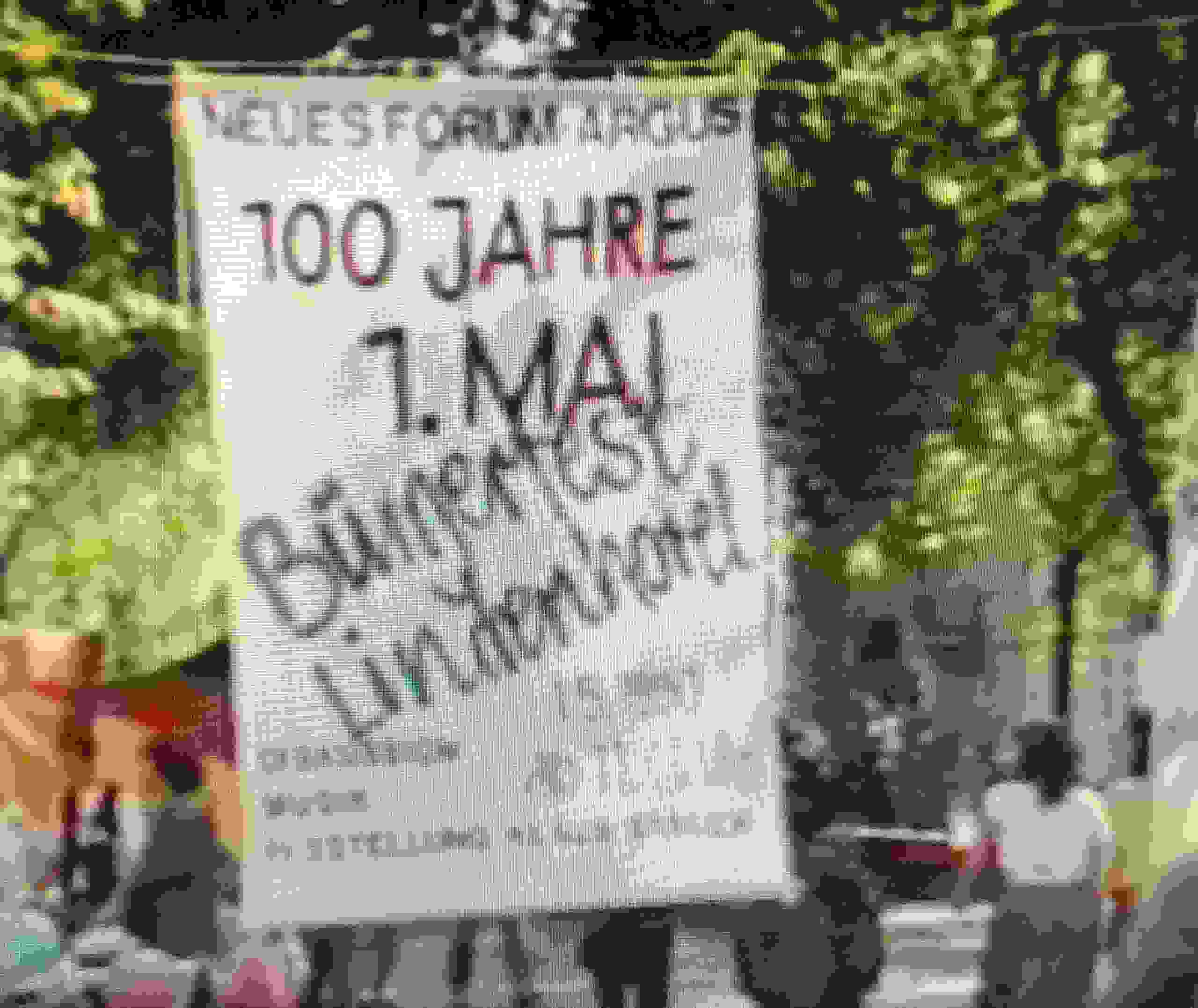 Banner: »Bürgerfest Lindenhotel. 100 Jahre 1. Mai«. Kamera: Rolf Staeck. Screenshot, Film zur Ausstellungseröffnung