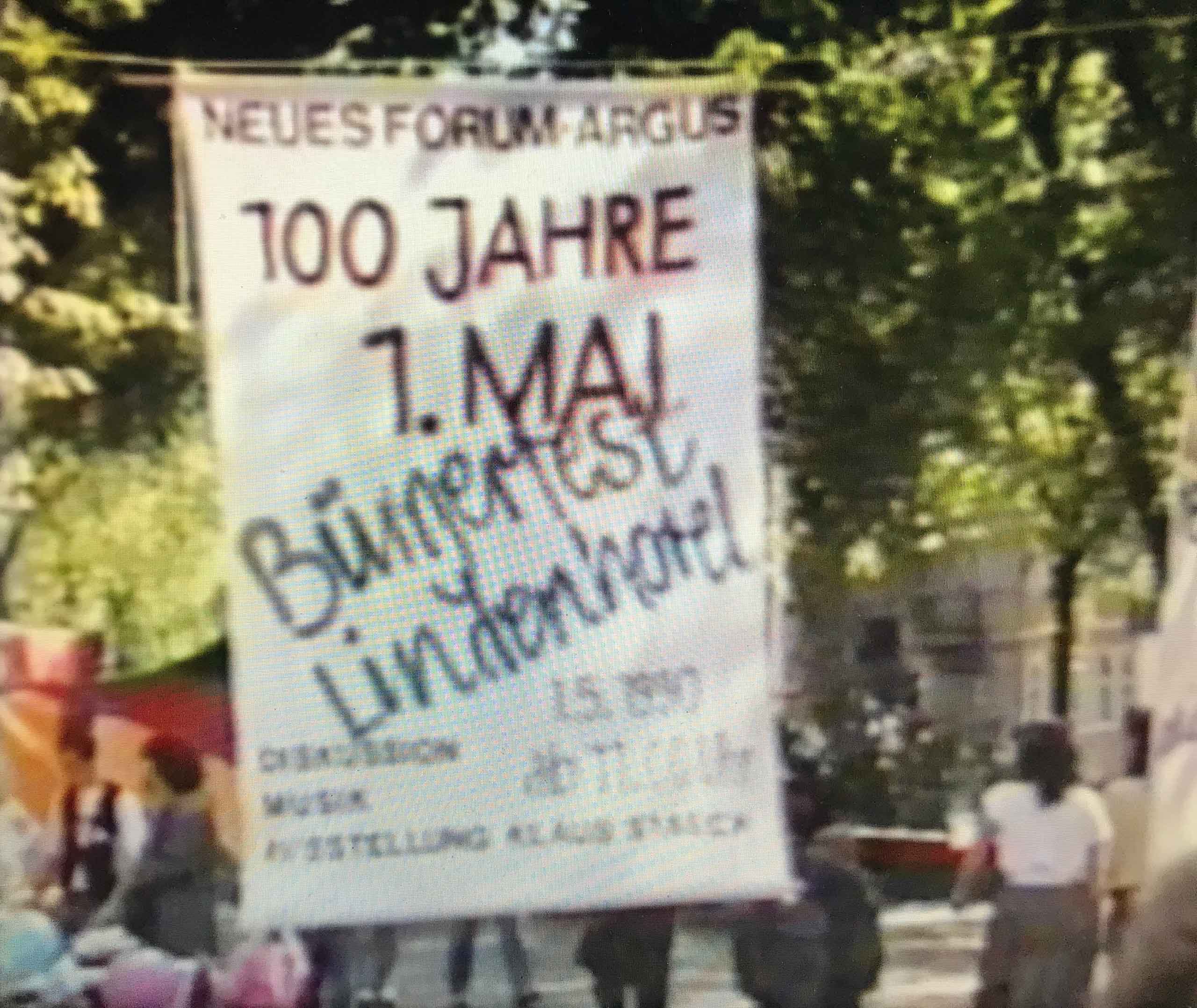 Banner: »Bürgerfest Lindenhotel. 100 Jahre 1. Mai«. Kamera: Rolf Staeck. Screenshot, Film zur Ausstellungseröffnung