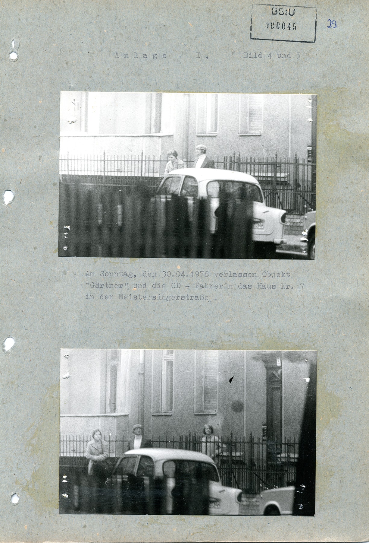 Die Familien Tschäpe und Schönemann in der Meistersingerstraße in Potsdam vor Tschäpes Wohnhaus im April 1978
