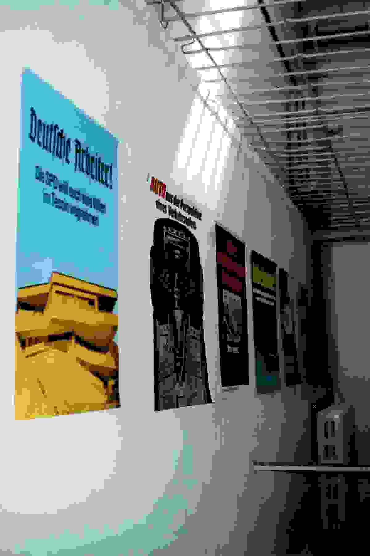 Das ehemalige Gefängnis wird zur Ausstellungsfläche: die Plakate im ehemaligen Hafthaus Otto-Nuschke-Straße, heute Lindenstraße, 1990