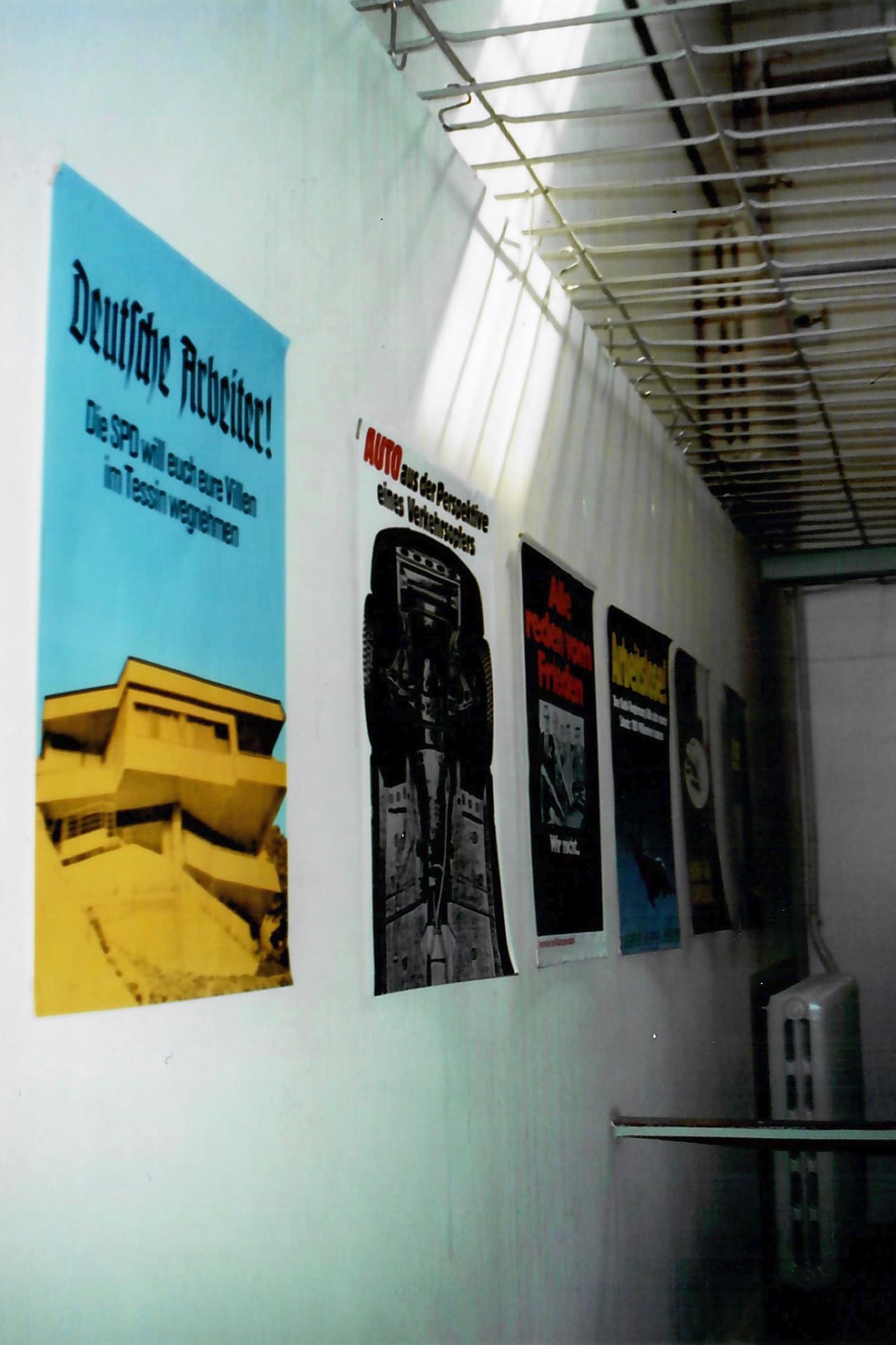 Das ehemalige Gefängnis wird zur Ausstellungsfläche: die Plakate im ehemaligen Hafthaus Otto-Nuschke-Straße, heute Lindenstraße, 1990