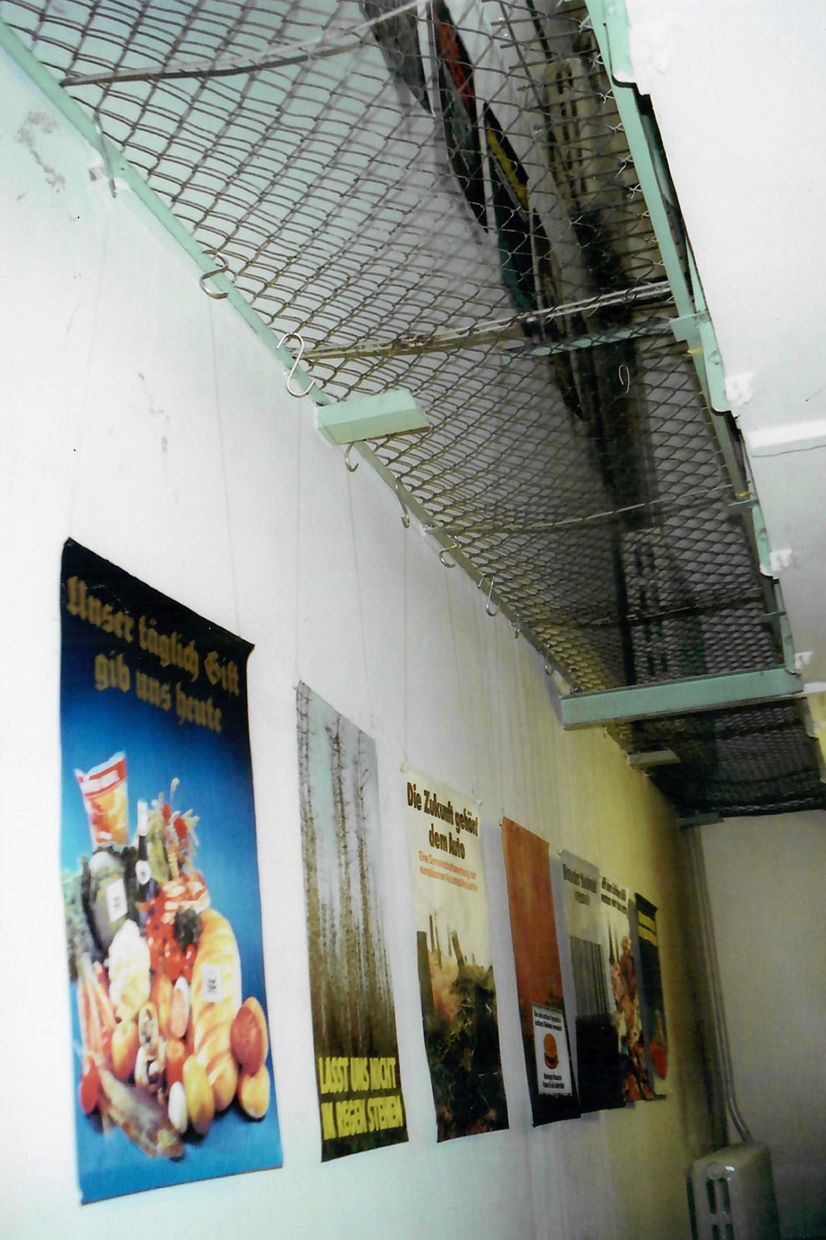 Das ehemalige Gefängnis wird zur Ausstellungsfläche: Die Plakate im ehemaligen Hafthaus Otto-Nuschke-Straße, heute Lindenstraße, 1990