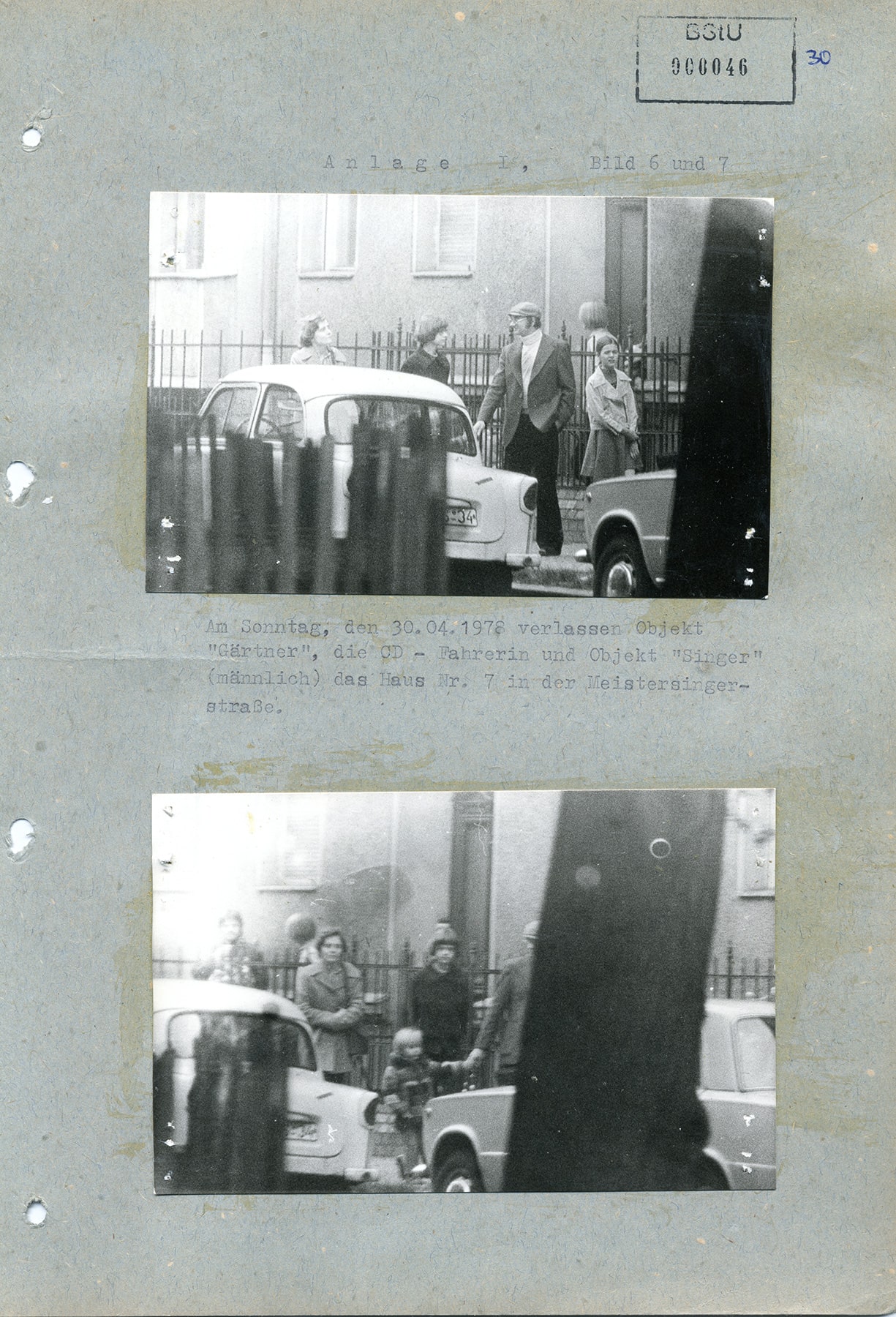 Die Familien Tschäpe und Schönemann in der Meistersingerstraße in Potsdam vor Tschäpes Wohnhaus im April 1978